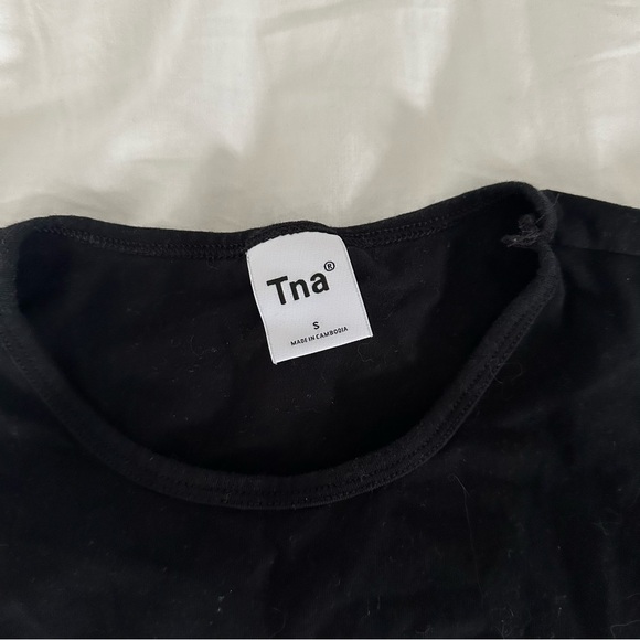 Aritzia TNA Scrunch Cropped Black Top - Picture 2 of 2